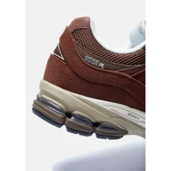 Discount New Balance Mens 2002R Trainers Brown